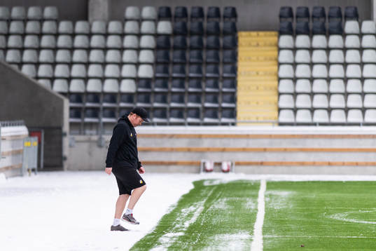 Vaktmästare Fredrik Arnberg kliver in på konstgräset
