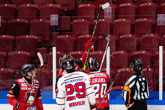 Malmö Redhawks Helge Grans och lagkamrat lagar sargen