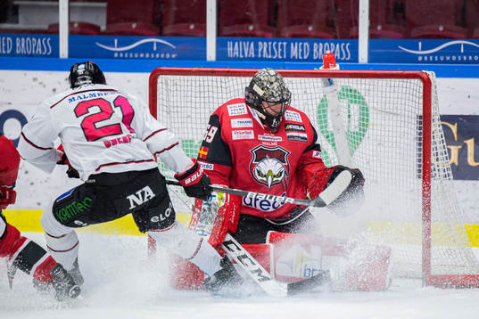 Örebros Linus Öberg oroar mot Malmö Redhawks målvakt