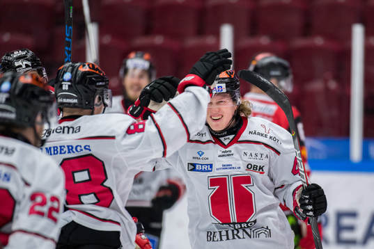 Örebros Robin Salo jublar med Joonas Rask