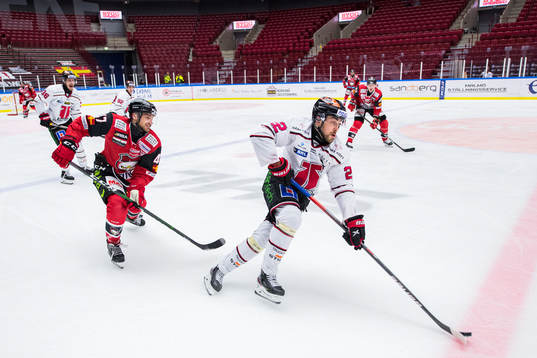 Malmö Redhawks Adam Johnson jagar Örebros Jonathan