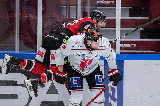 Örebros Stefan Warg tacklar Malmö Redhawks Adam Johnson
