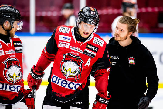 Malmö Redhawks Christoffer Forsberg hjälps av isen