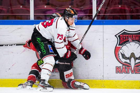 Örebros Oliver Eklind tacklar Malmö Redhawks Christoffer