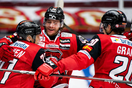 Malmö Redhawks Carl Persson jublar med Jan-Mikael