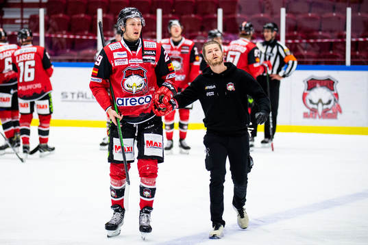 Malmö Redhawks Eric Engstrand lämnar isen