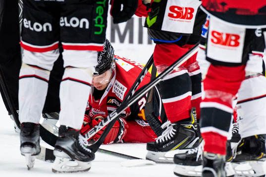 Malmö Redhawks Eric Engstrand ligger skadad på isen