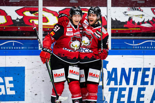 Malmö Redhawks Emil Sylvegård jublar med Carl Persson