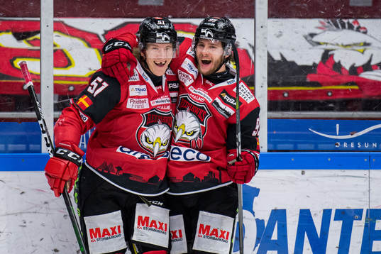 Malmö Redhawks Emil Sylvegård och Carl Persson jublar