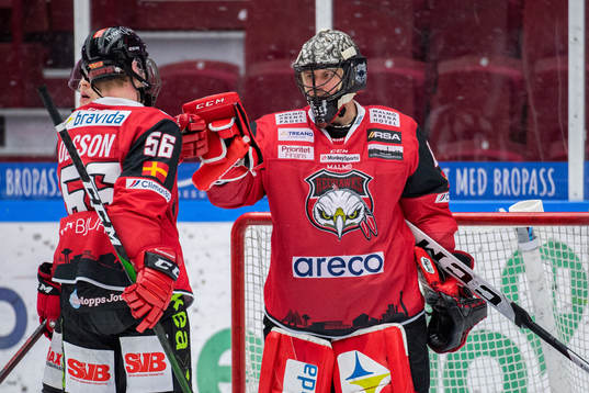Malmö Redhawks målvakt Oscar Alsenfelt jublar med Anton
