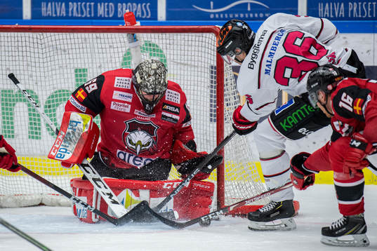 Örebros Emil Larsson oroar mot Malmö Redhawks målvakt