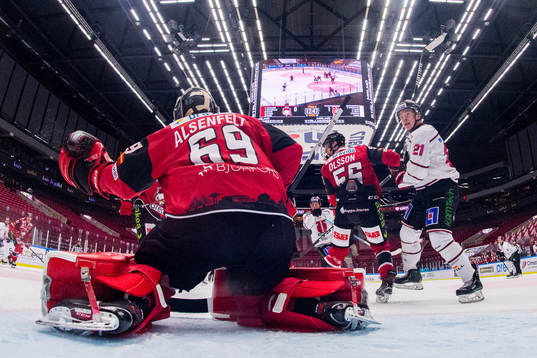 Örebros Linus Öberg oroar mot Malmö Redhawks målvakt