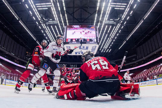 Örebros Ludvig Rensfeldt oroar mot Malmö Redhawks Markus
