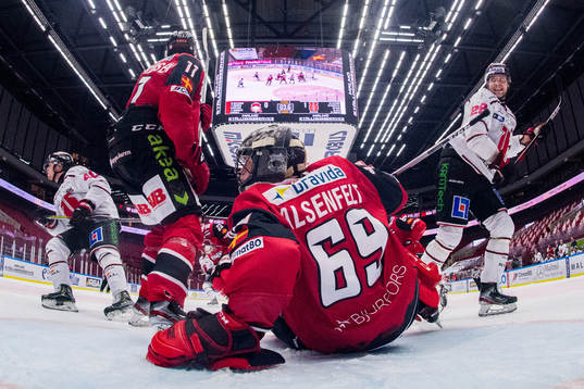 Örebros Ludvig Rensfeldt oroar mot Malmö Redhawks Markus