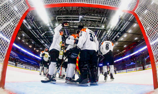 Brynäs spelare jublar och tackar målvakt Samuel Ersson