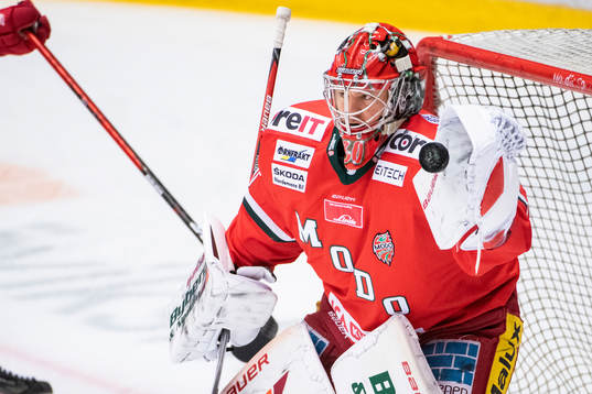 Modos målvakt Anthony Peters värmer upp