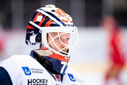 Västerviks målvakt Daniel Marmenlind värmer upp
