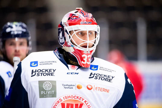 Västerviks målvakt Zackarias Skog värmer upp