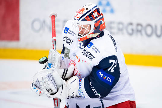 Västerviks målvakt Daniel Marmenlind värmer upp
