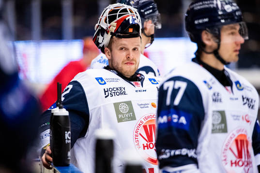 Västerviks målvakt Daniel Marmenlind värmer upp