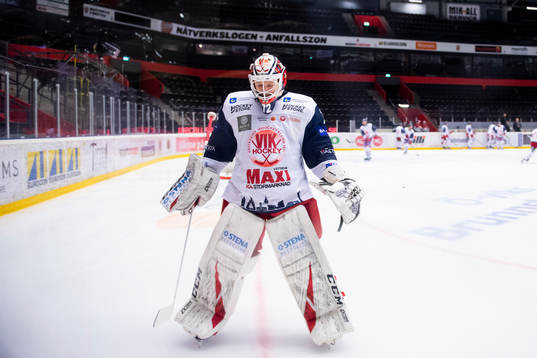 Västerviks målvakt Daniel Marmenlind värmer upp
