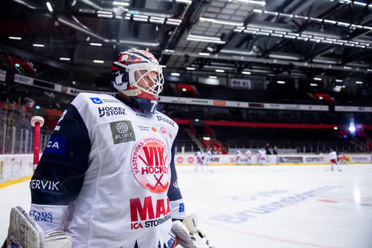 Västerviks målvakt Daniel Marmenlind värmer upp