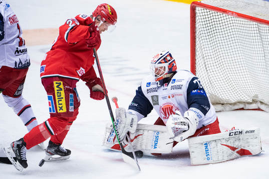 Modos Mikkel Aagaard och Västerviks målvakt Daniel