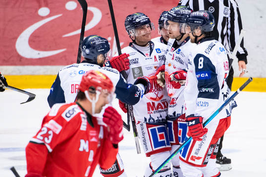 Västerviks Victor Öhman kramas om av lagkamrater