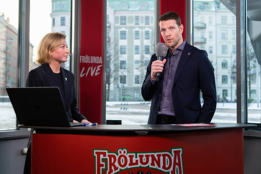 Ellen Ivarson och Frölundas sportchef Fredrik Sjöström i