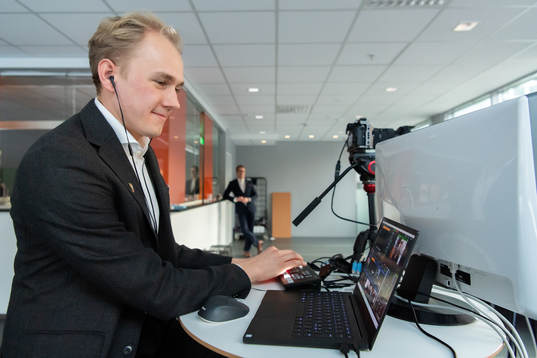 Jonas Andersson bakom kameran i Frölundas livestudio