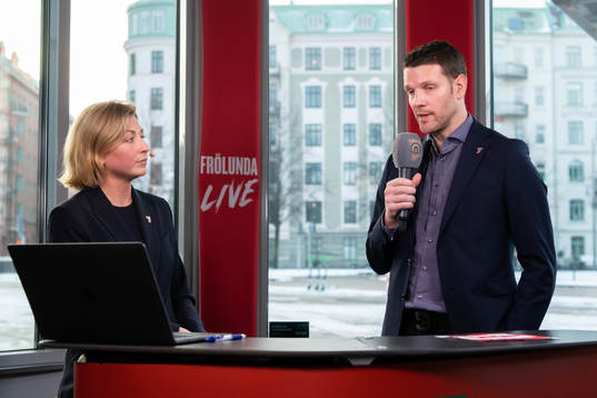 Ellen Ivarson och Frölundas sportchef Fredrik Sjöström i
