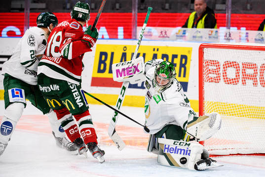 Färjestads målvakt Henrik Haukeland med en räddning