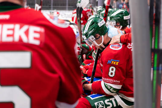 Frölundas Viktor Ekbom med en ispåse mot nacken
