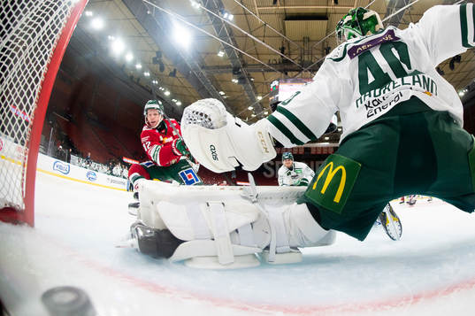 Frölundas Max Friberg gör 1-0 bakom Färjestads målvakt