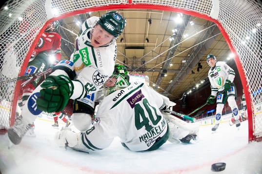 Färjestads Linus Arnesson och. målvakt Henrik Haukeland