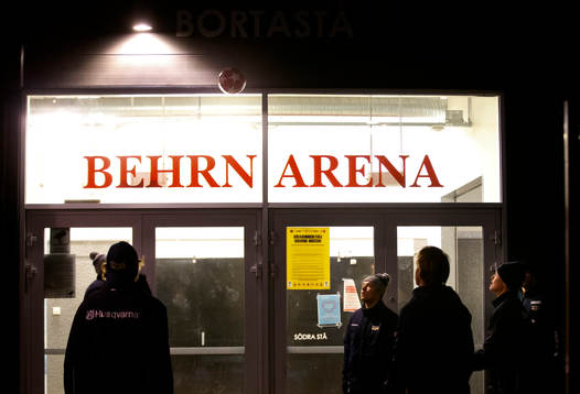 s spelarna värmer upp med fotboll utanför Behrn Arena