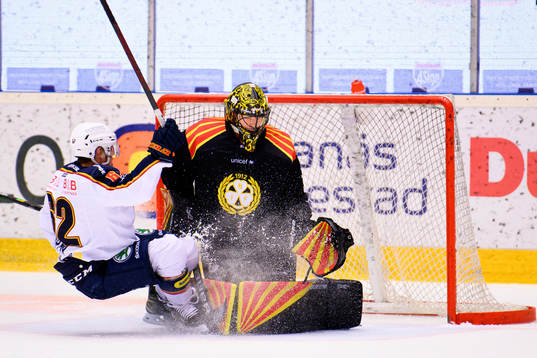 Djurgårdens Manuel Ågren kolliderar med Brynäs målvakt