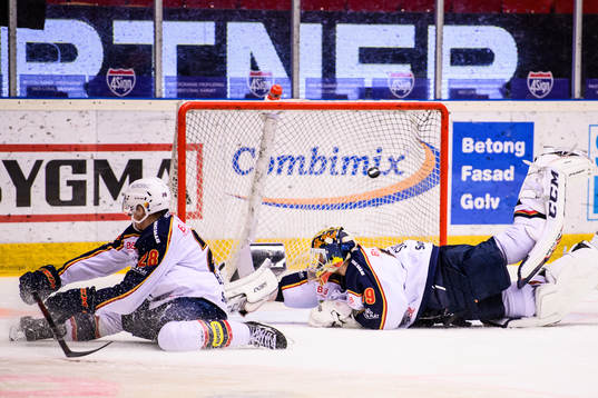 Djurgårdens Oscar Bjerselius och målvakt Niklas Svedberg