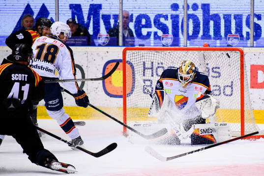 Brynäs Greg Scott gör 5-1 bakom Djurgårdens målvakt