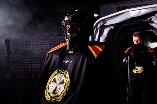 Brynäs målvakt Samuel Ersson står redo att göra entré