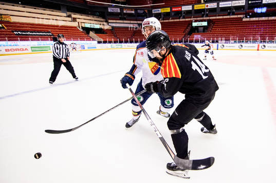 Djurgårdens Marcus Högström och Brynäs Johan Alcén