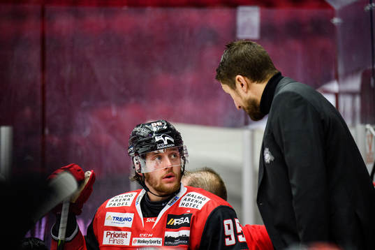 Malmö Redhawks Carl Persson i samtal med assisterande