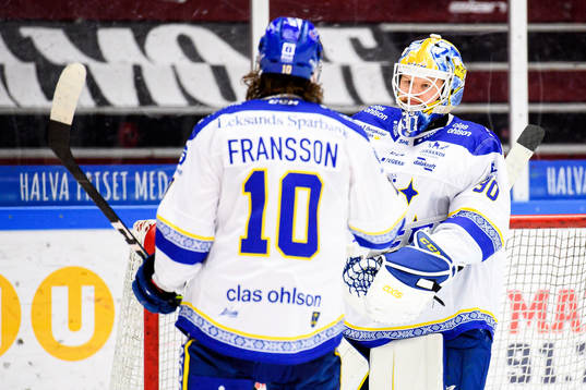 Leksands Johan Fransson och målvakt Janne Juvonen jublar