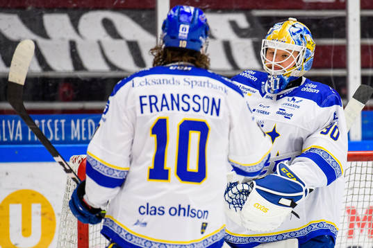Leksands Johan Fransson och målvakt Janne Juvonen jublar