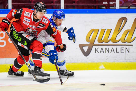 Malmö Redhawks Adam Ollas Mattsson i kamp om pucken med