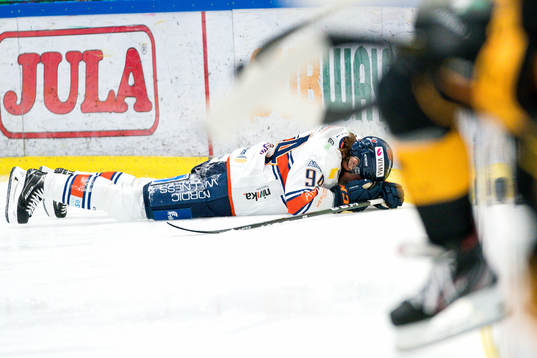 Växjös Joel Persson ligger ner