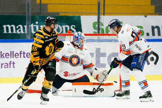 Skellefteås Niclas Burström , ej i bild, gör 3-2 bakom
