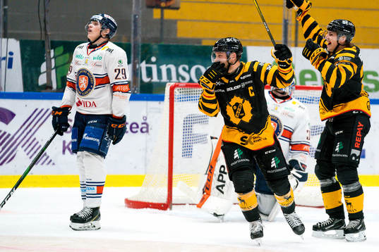 Skellefteås Jonathan Johnsson och Oscar Möller jublar
