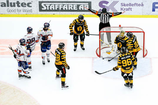 Domare Andreas Harnebring dömer bort Växjös Emil