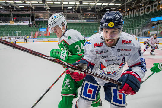 Rögles Adam Edström tacklar Linköpings Jonas Holös
